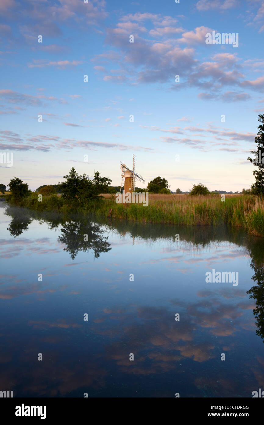 Ein Sommermorgen in den Norfolk Broads zeigt Turf Moor Mühle und der Fluss Ant at wie Hügel, Norfolk, England, Vereinigtes Königreich Stockfoto