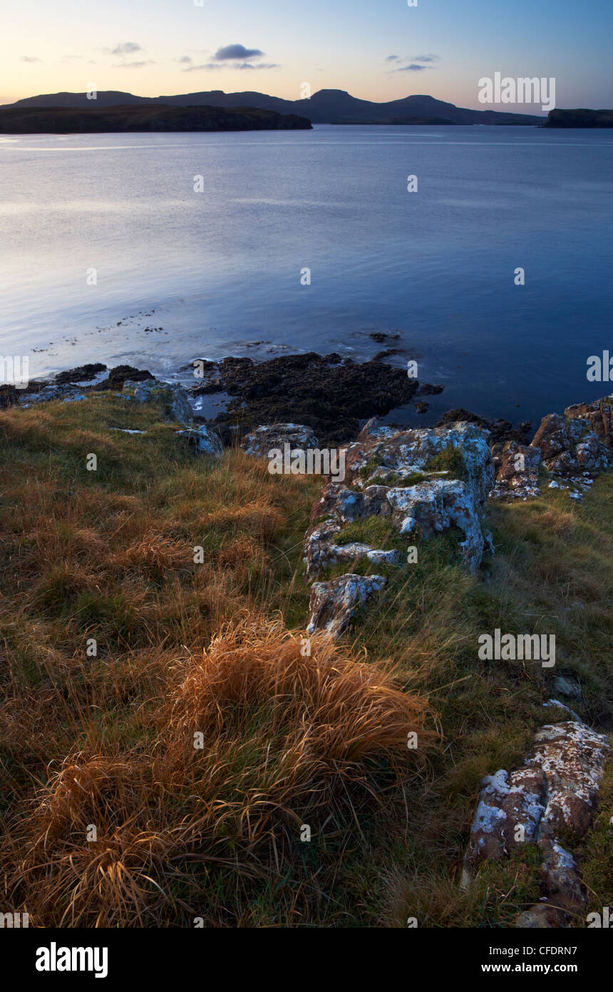 Blick von der kleinen Insel Oronsay zeigt die Berge bekannt als MacLeods Tabellen auf den Horizont, Isle Of Skye, Schottland, UK Stockfoto