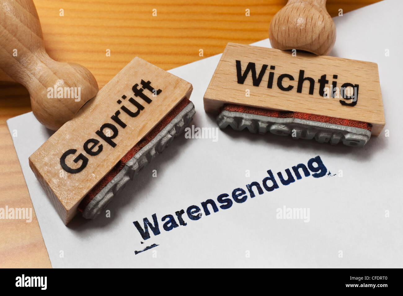 Umschlag mit der Inschrift Sendung des guten und zwei Briefmarken mit den Inschriften geprüft und wichtig in deutscher Sprache Stockfoto