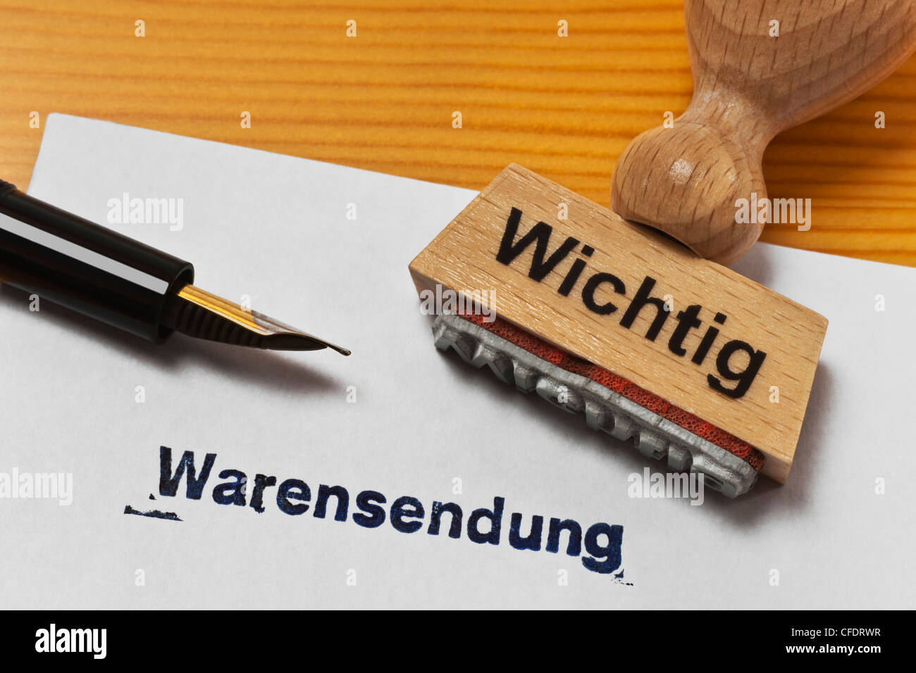 Umschlag mit der Aufschrift "Warensendung" in deutscher Sprache, sind neben einer Briefmarke mit Inschriften in deutscher Sprache wichtig Stockfoto