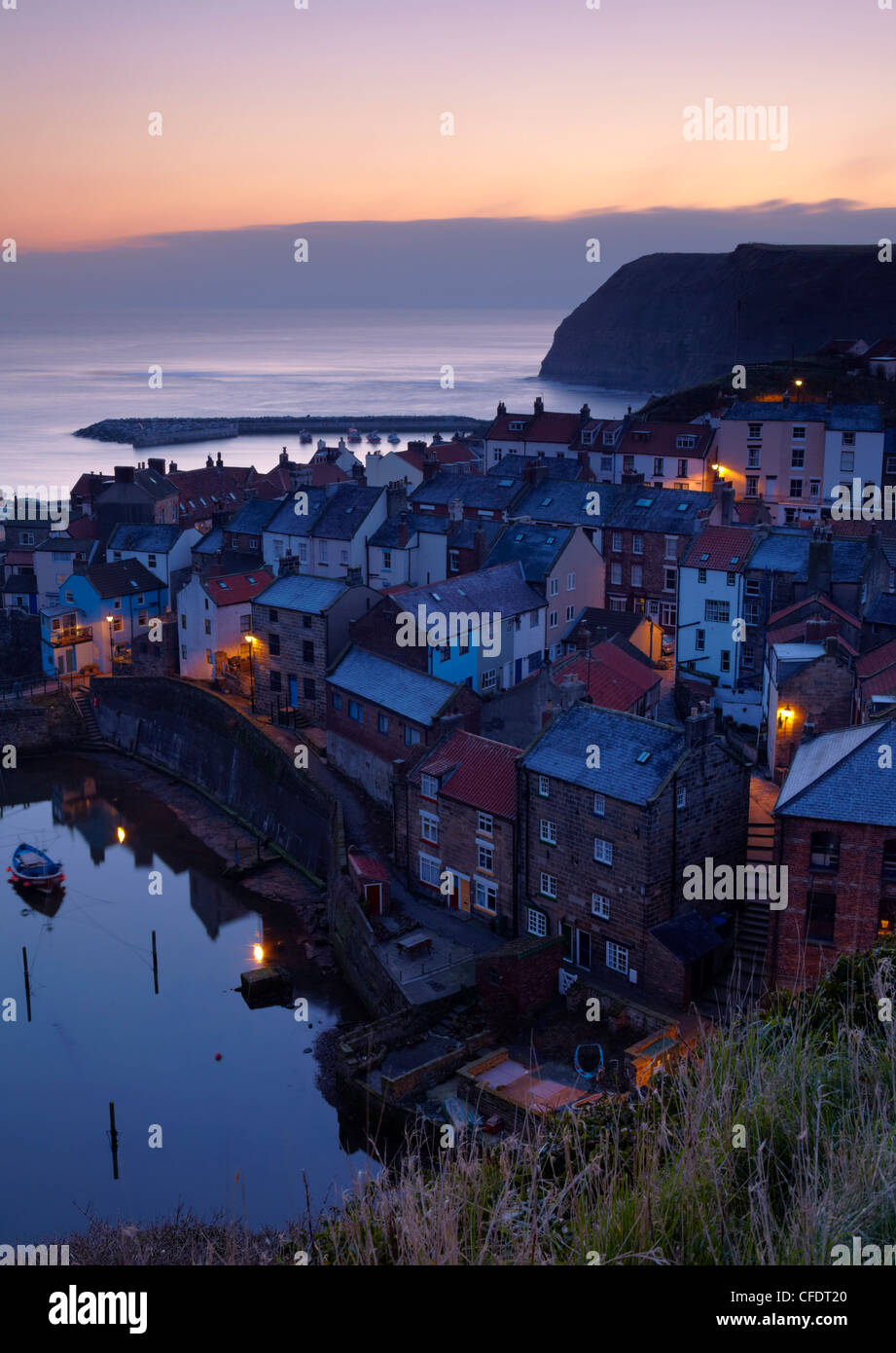 Dawn aus Cowbar mit Blick auf das schöne Dorf Staithes, North Yorkshire, Yorkshire, England, Vereinigtes Königreich, Europa Stockfoto