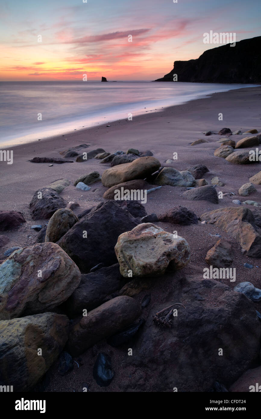 Einen schönen Frühling Sonnenaufgang gegen Bay, North Yorkshire, Yorkshire, England, Vereinigtes Königreich, Europa Stockfoto