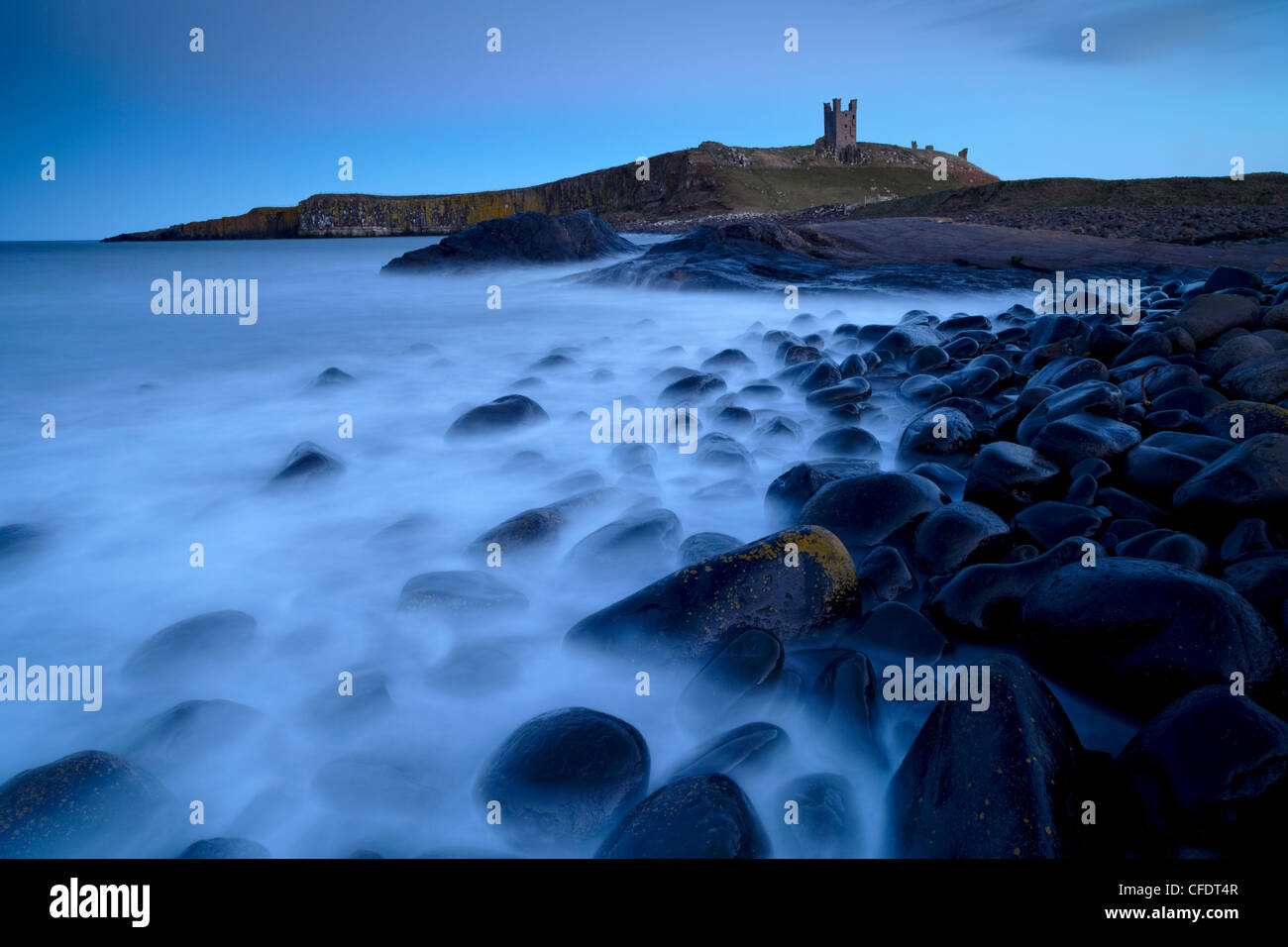 Sonnenuntergang an der Küste bei Dunstanburgh, Northumberland, England, United Kingdom, Europe Stockfoto