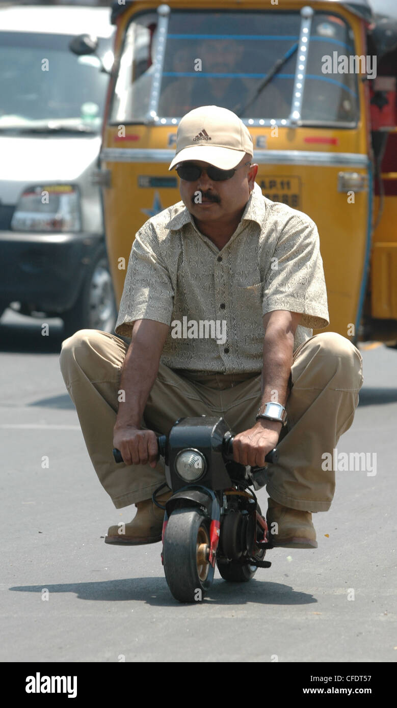 Herr Sudhcar zeigt seine Motorräder, die er in Hyderabad Indien gemacht. Stockfoto