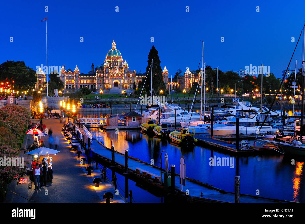 Einbruch der Dunkelheit am Causeway, Innenhafen und Parlamentsgebäude in Victoria, British Columbia, Kanada. Stockfoto