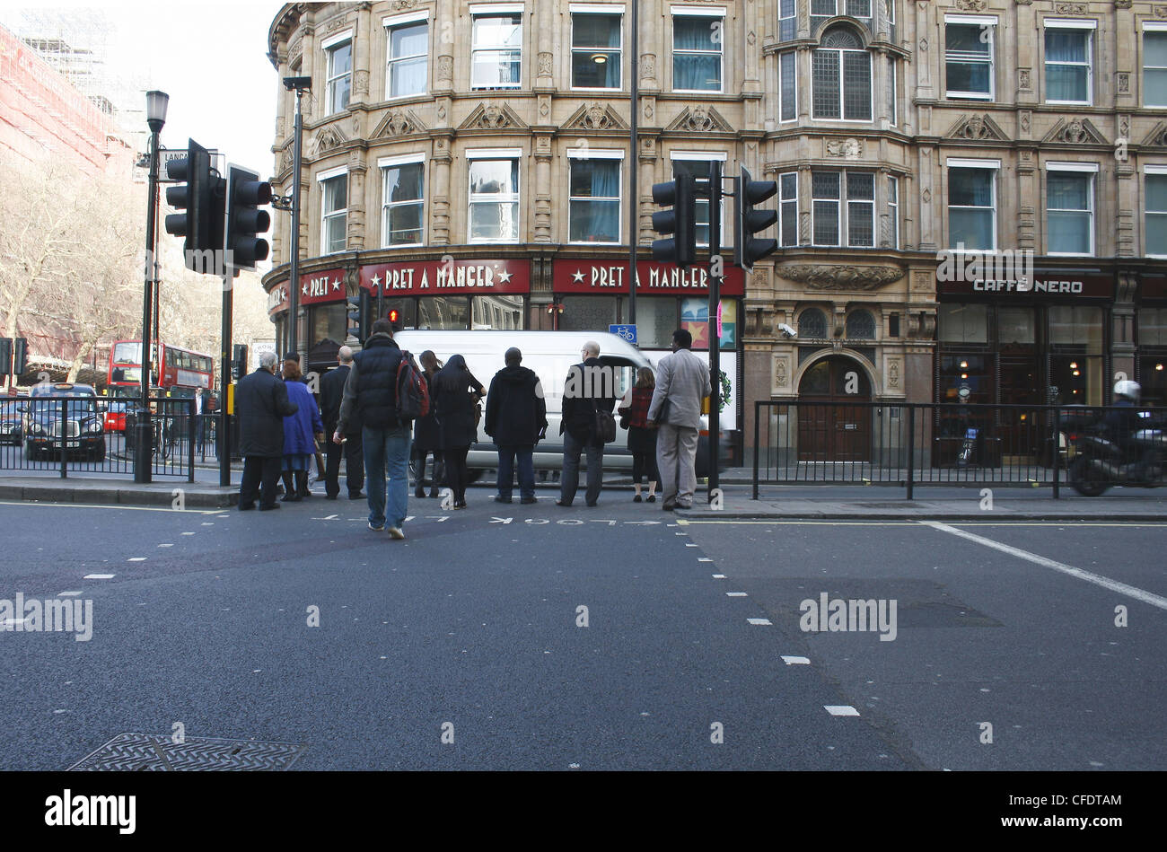 Menschen Crosing Straße vor Pret A Manger. Lancaster Hotel, London, England, Vereinigtes Königreich Stockfoto