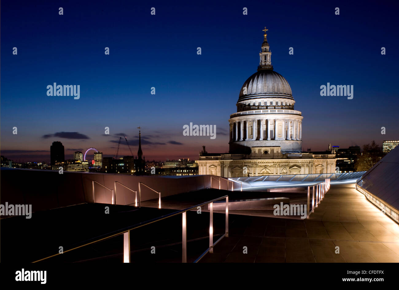 Ein Blick auf die Skyline von London und St. Pauls Cathedral von der Dachterrasse auf eine neue Änderung, London, England, Vereinigtes Königreich Stockfoto