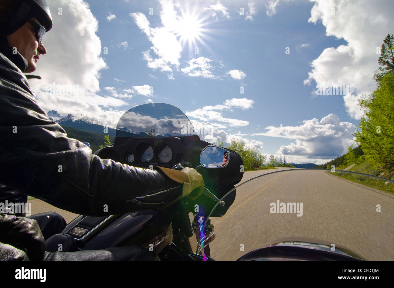 Biker und Passagier erkunden die Rocky Mountains am Maligne Lake Road, in der Nähe von Jasper, Jasper Nationalpark, Alberta, Kanada Stockfoto