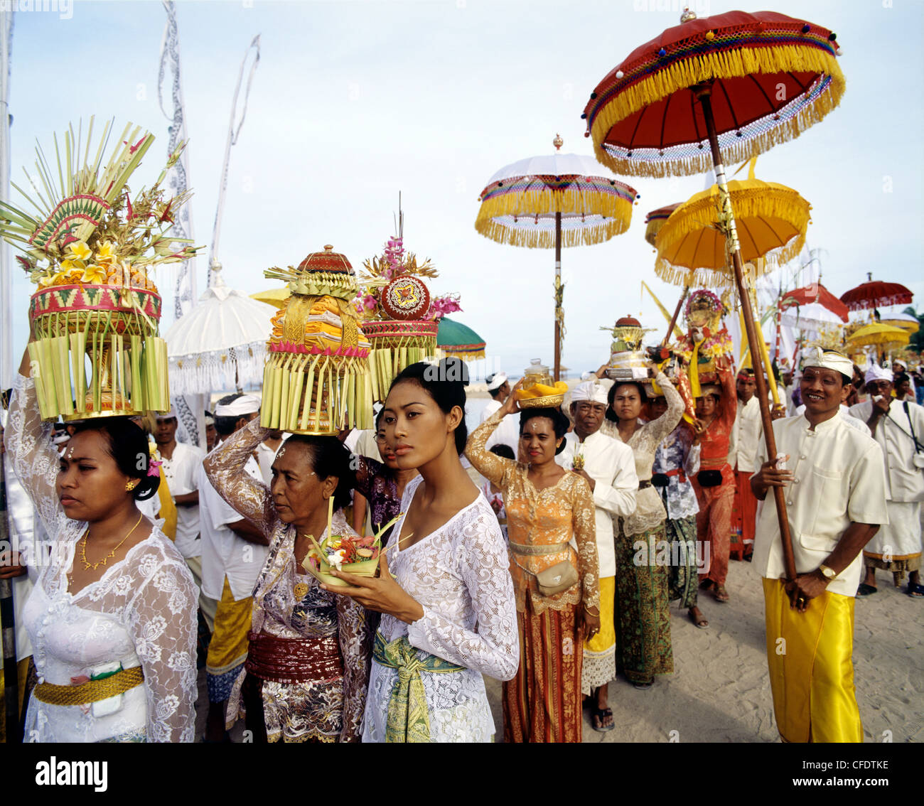 Wome tragen Angebote bei einer Zeremonie in Bali, Indonesien, Südostasien, Asien Stockfoto