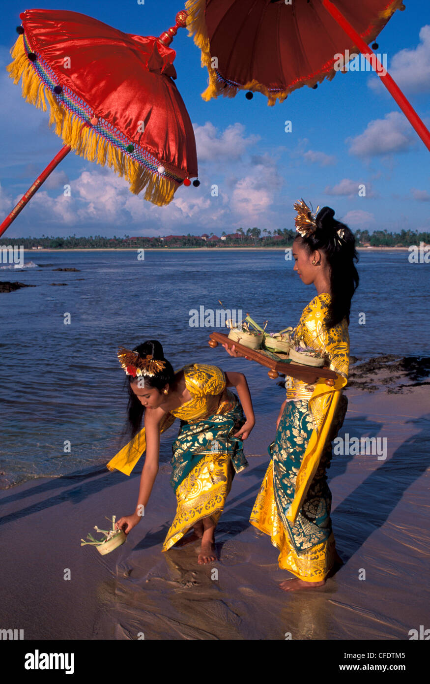 Balinesische Mädchen Opfergaben auf dem Meer, Bali, Indonesien, Südostasien, Asien Stockfoto
