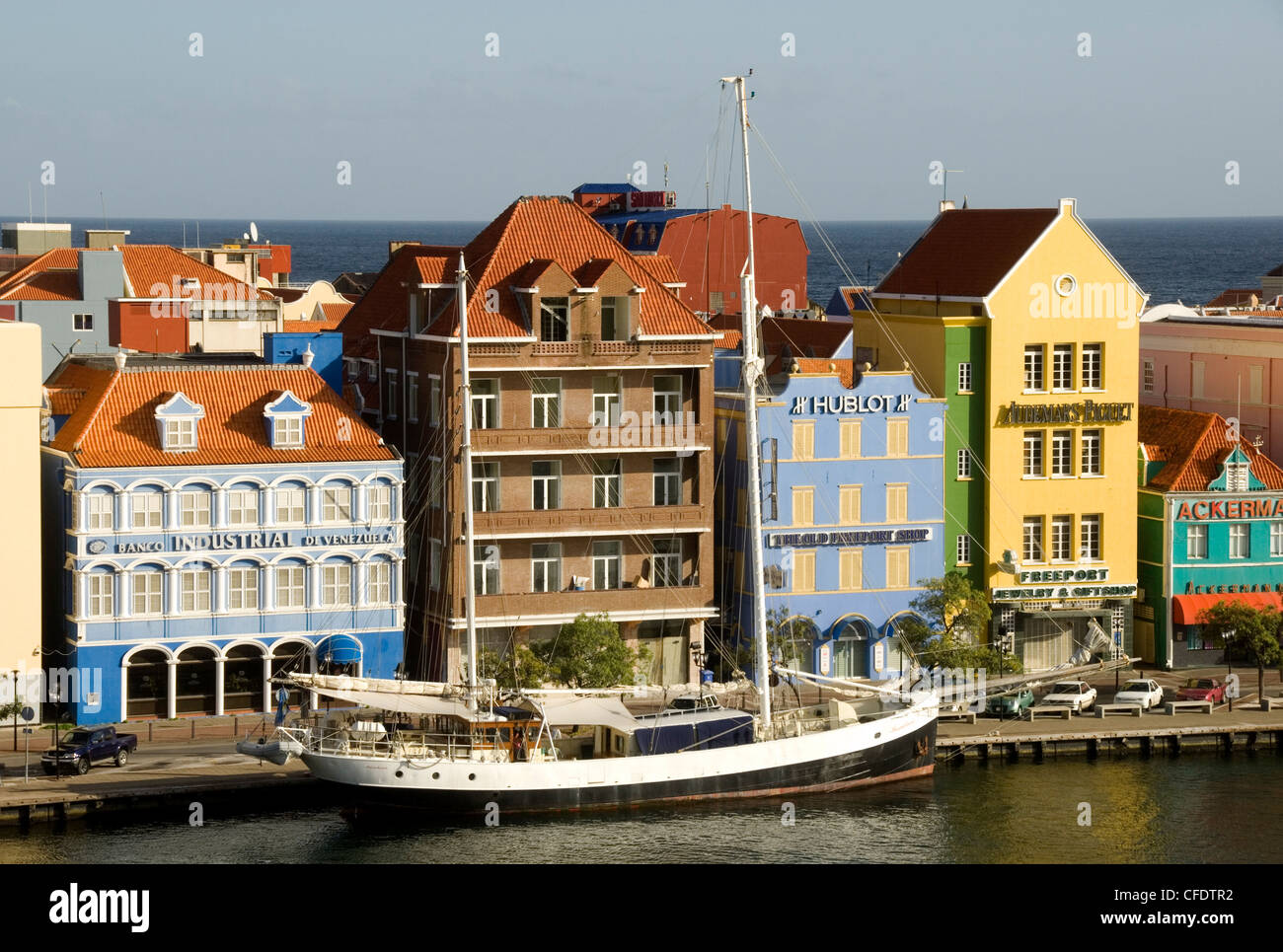 Dutch Stil Gebäude entlang der Uferpromenade der Punda central District, Willemstad, Curacao (Niederländische Antillen), West Indies Stockfoto