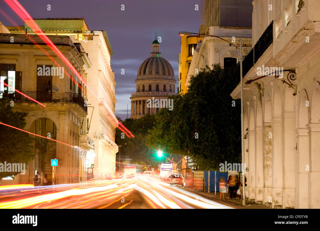 Blick auf dem Capitolio in der Abenddämmerung mit Lichtspuren des Verkehrs auf einer belebten Straße, Havanna, Kuba, Karibik, Mittelamerika Stockfoto