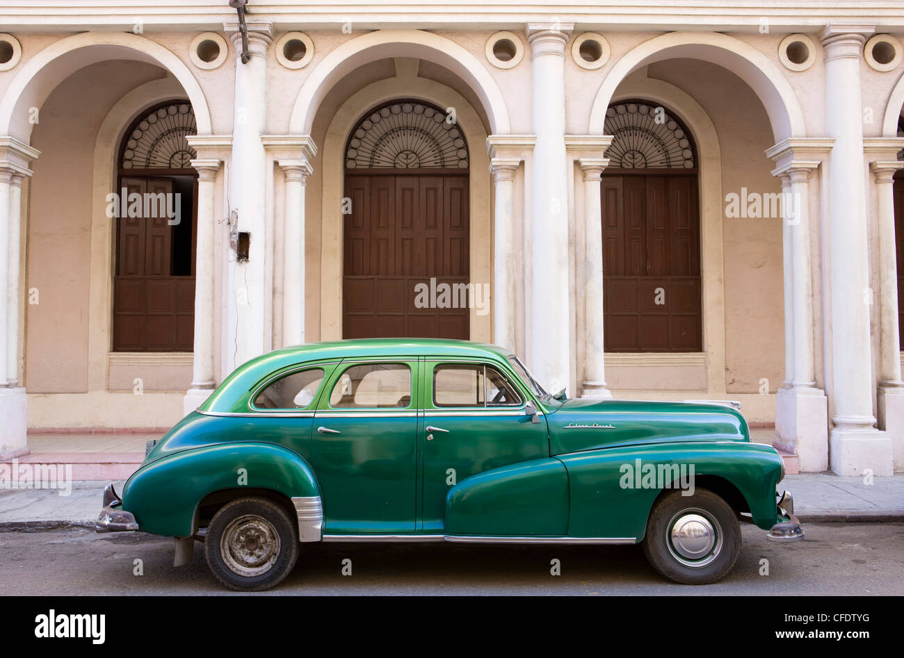 Grünen amerikanischen Oldtimer parkten außerhalb der National Ballet School, Havanna, Kuba, Karibik, Mittelamerika Stockfoto