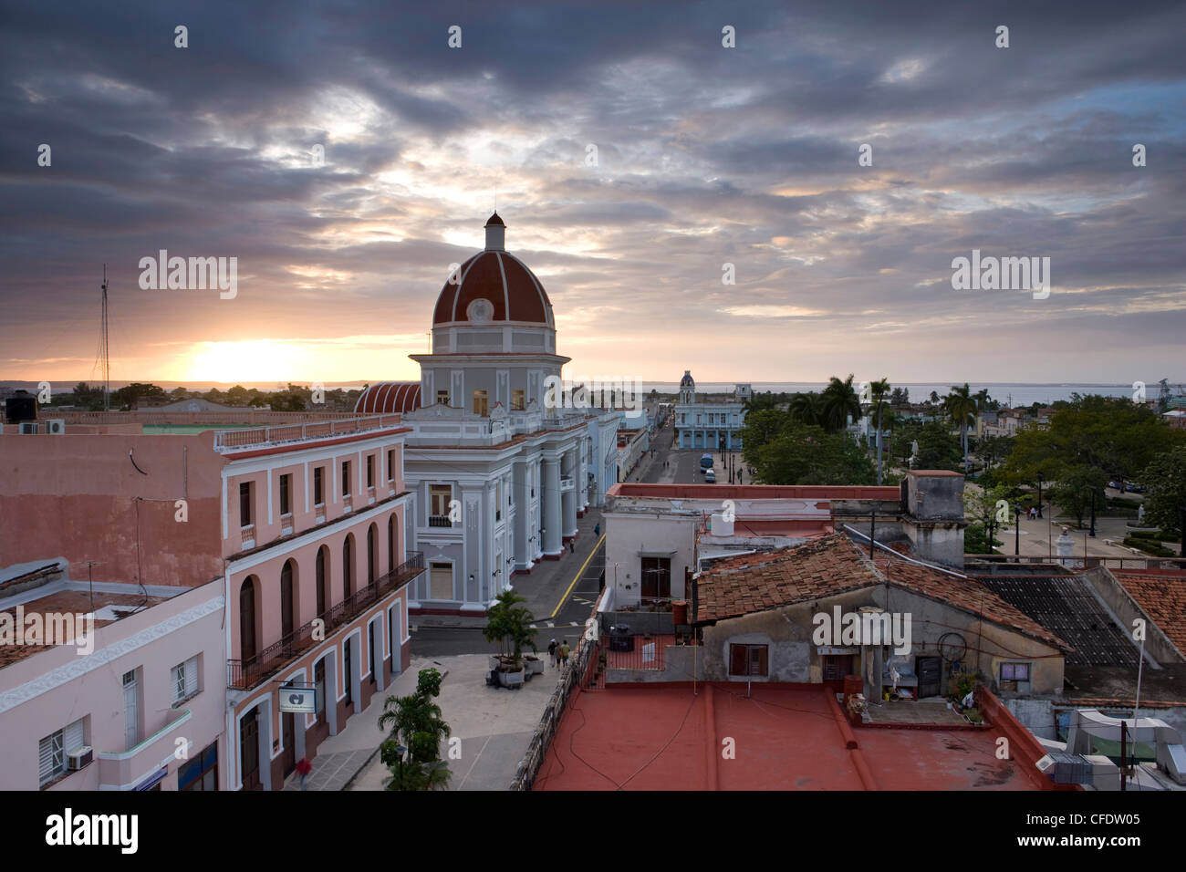 Blick über Parque Jose Marti bei Sonnenuntergang vom Dach des Hotel La Union, Cienfuegos, Kuba, West Indies Stockfoto