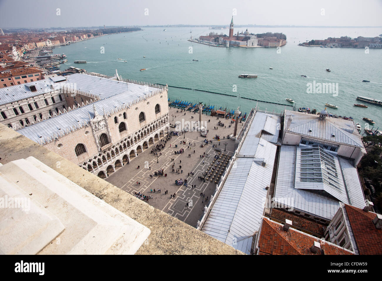 St. Marks Square Blick auf der Lido di Venezia Isola di San Giorgio Maggiore, vom Campanile, Venedig, Veneto, Italien Stockfoto