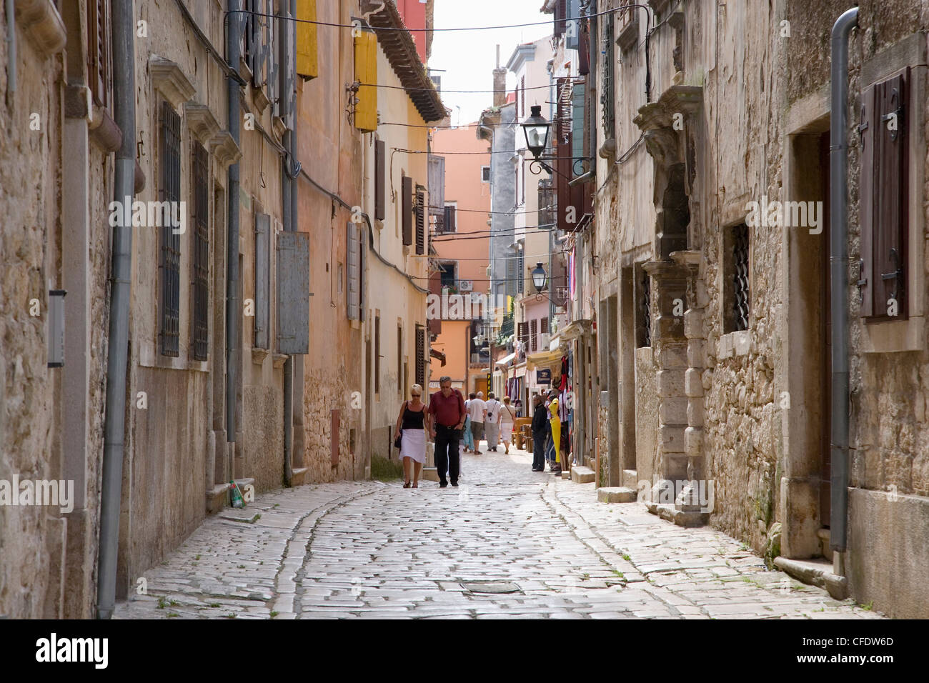 Typische gepflasterten Straße in der Altstadt Rovinj (Rovigno), Istrien, Kroatien, Europa Stockfoto