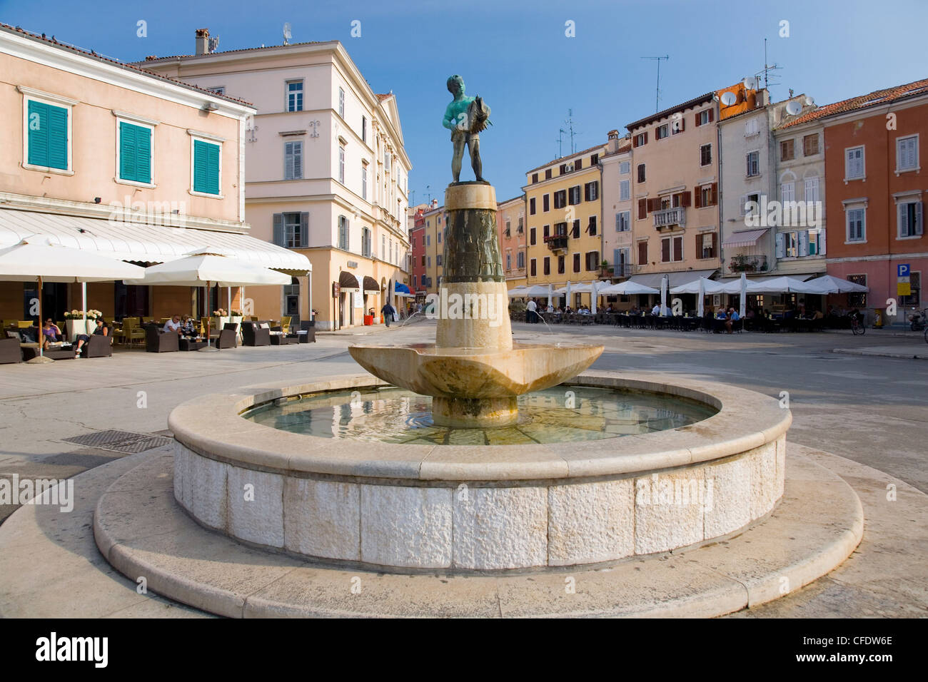 Attraktiver Brunnen in Trg Marsala Tita, Rovinj (Rovigno), Istrien, Kroatien, Europa Stockfoto