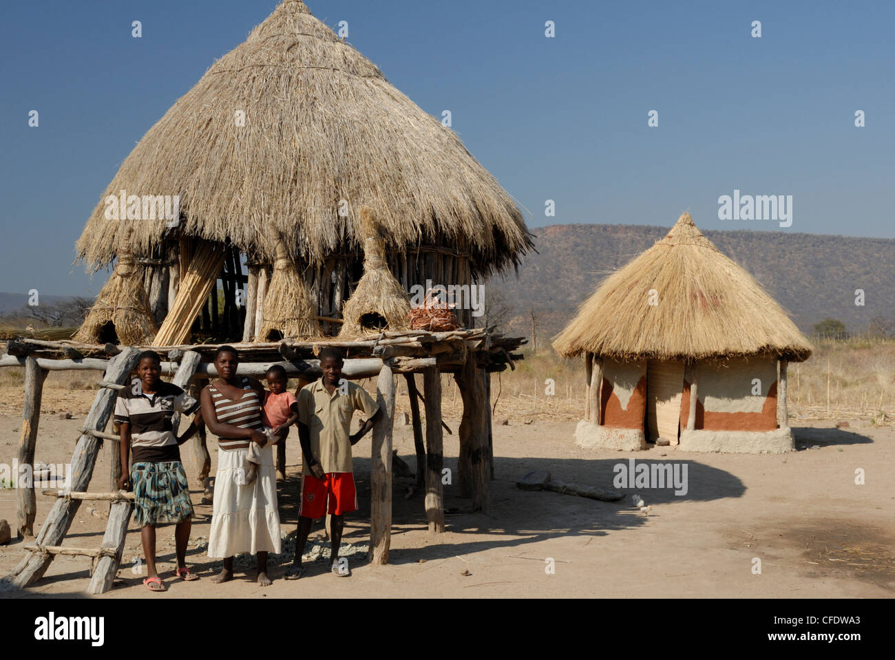 Ttraditional Stroh gedeckte, Korn Lagerung, Lake Kariba, Simbabwe, Afrika Stockfoto