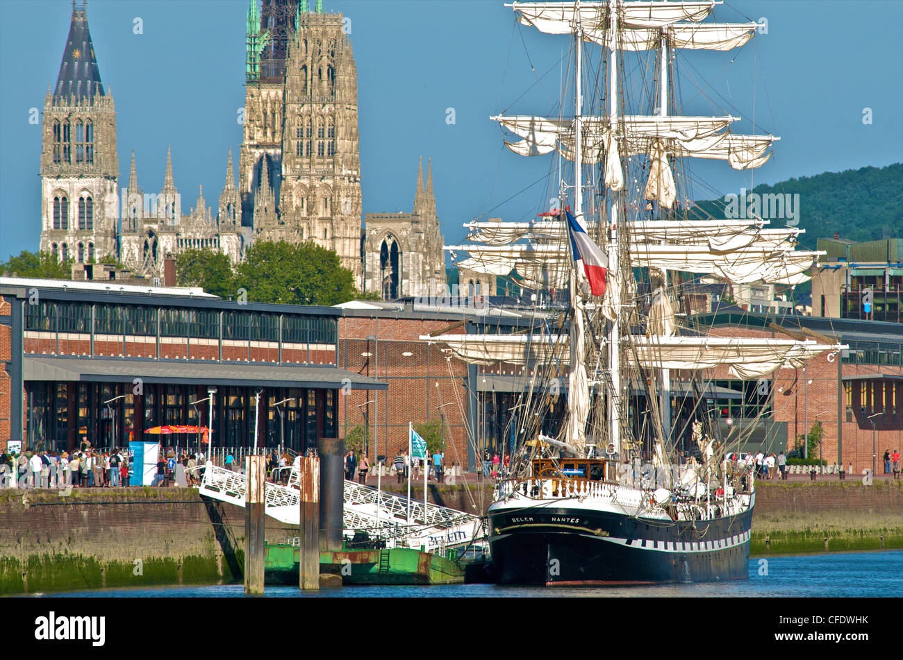 Das Belem 3 Masten Segelboot in Rouen, auf der Seine, in den Hintergrund Notre Dame Kathedrale von Rouen, Normandie, Frankreich Stockfoto