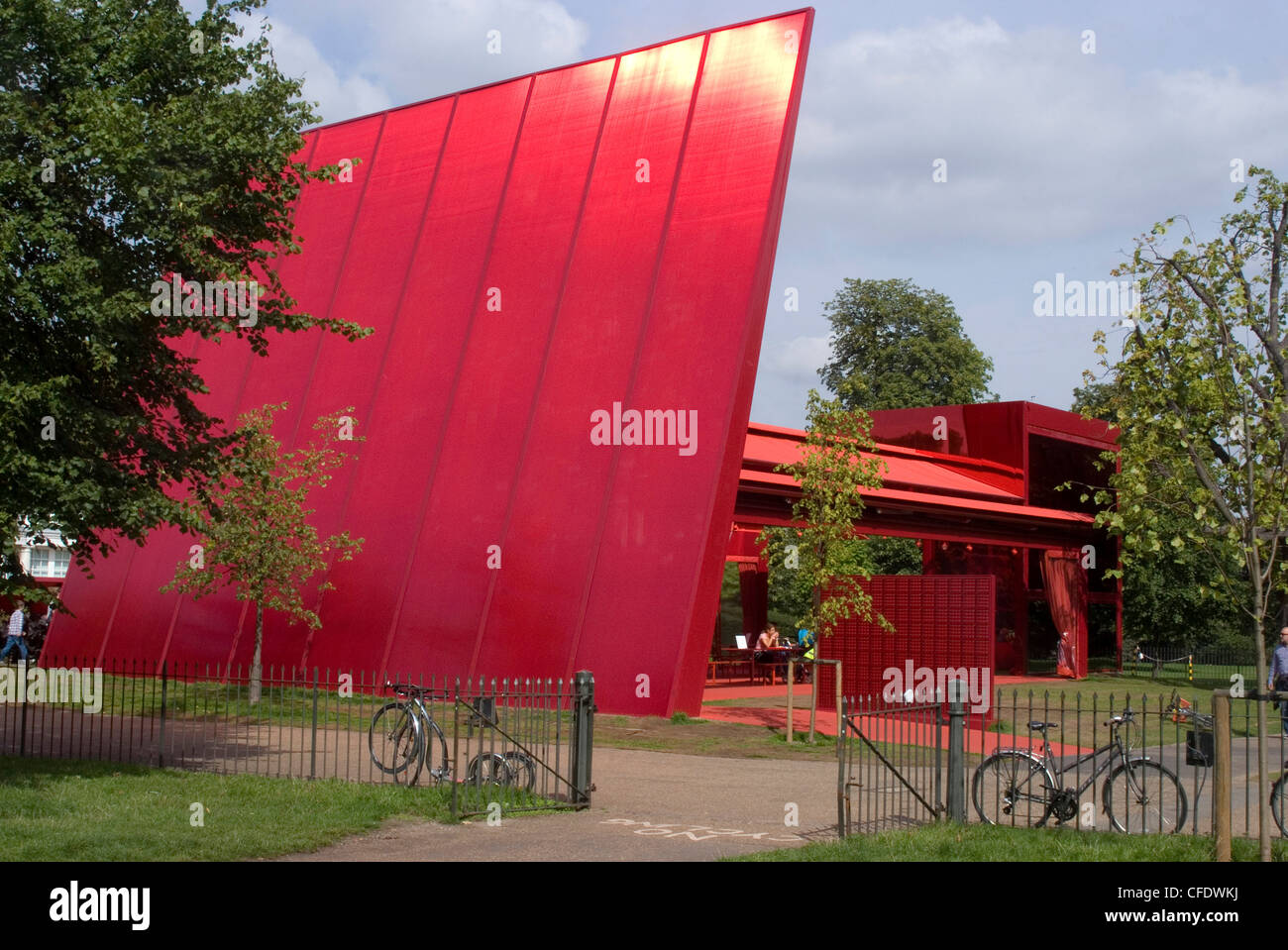 Die rote Sonne Pavillon entworfen von Jean Nouvel, das 2010-Architektur-Projekt für die Serpentine Gallery, London W2, England, UK Stockfoto