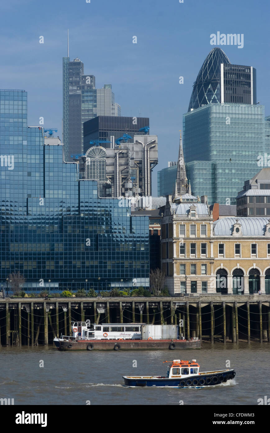Ein Blick auf die City of London über die Themse von London Bridge, London, England, Vereinigtes Königreich, Europa suchen Stockfoto