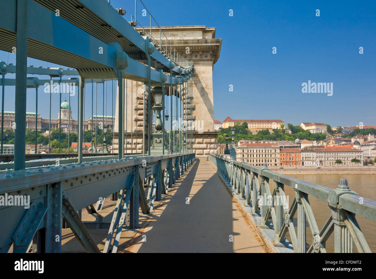 Die Kettenbrücke (Szechenyi Lánchíd), links über der Donau, Buda und Pest, Budapest, Ungarn, Europa Stockfoto
