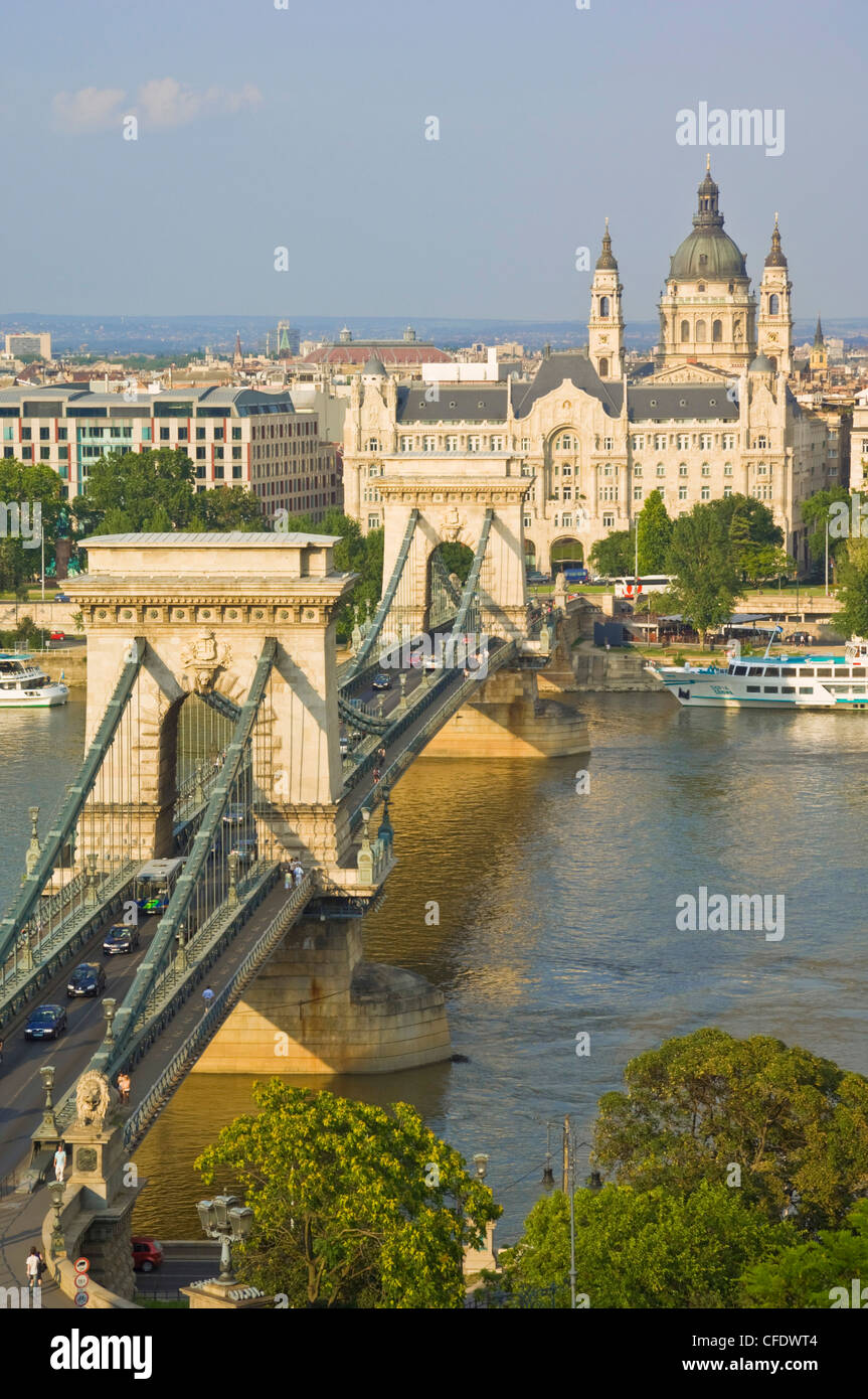 Verkehr fahren über die Donau, auf der Kettenbrücke (Szechenyi Lánchíd), Budapest, Ungarn Stockfoto