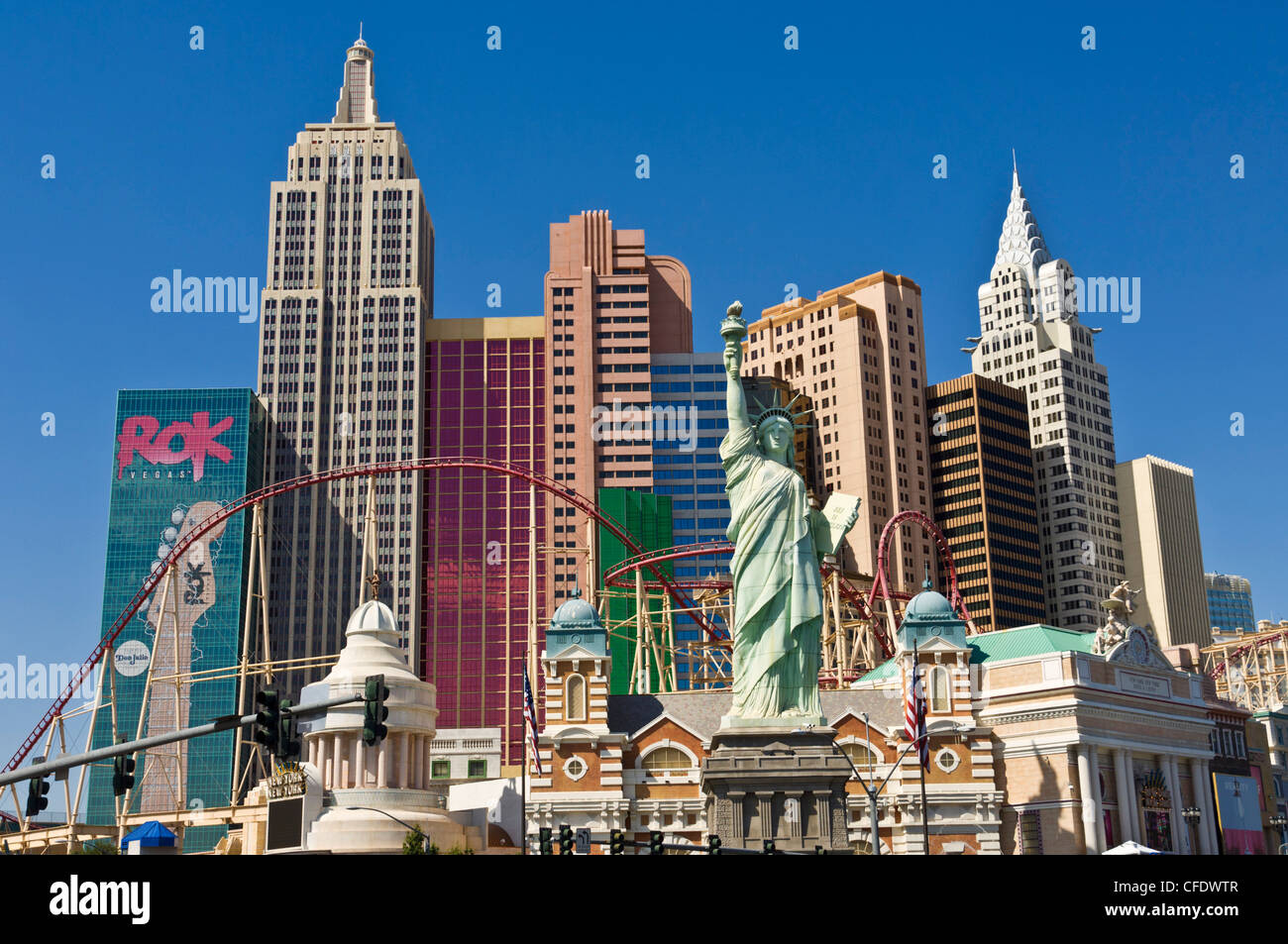 New York-New York Hotel mit Achterbahn, Strip, Las Vegas Boulevard South, Las Vegas, Nevada, Vereinigte Staaten von Amerika Stockfoto