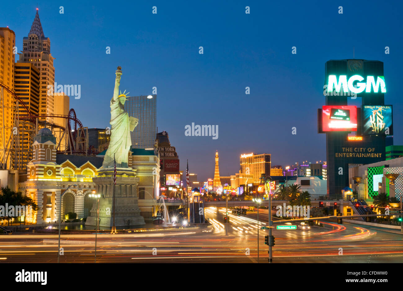 Hotel in New York mit Achterbahn, Strip, Las Vegas Boulevard South und West Tropicana Avenue, Las Vegas, Nevada, USA Stockfoto