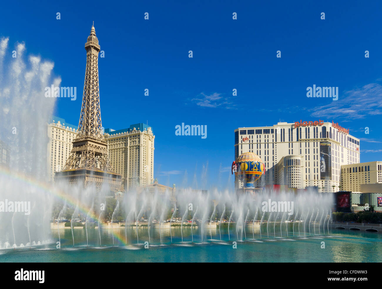 Regenbogen durch die tanzenden Wasserspiele des Bellagio Hotel, Strip, Las Vegas Boulevard South, Las Vegas, Nevada, USA Stockfoto