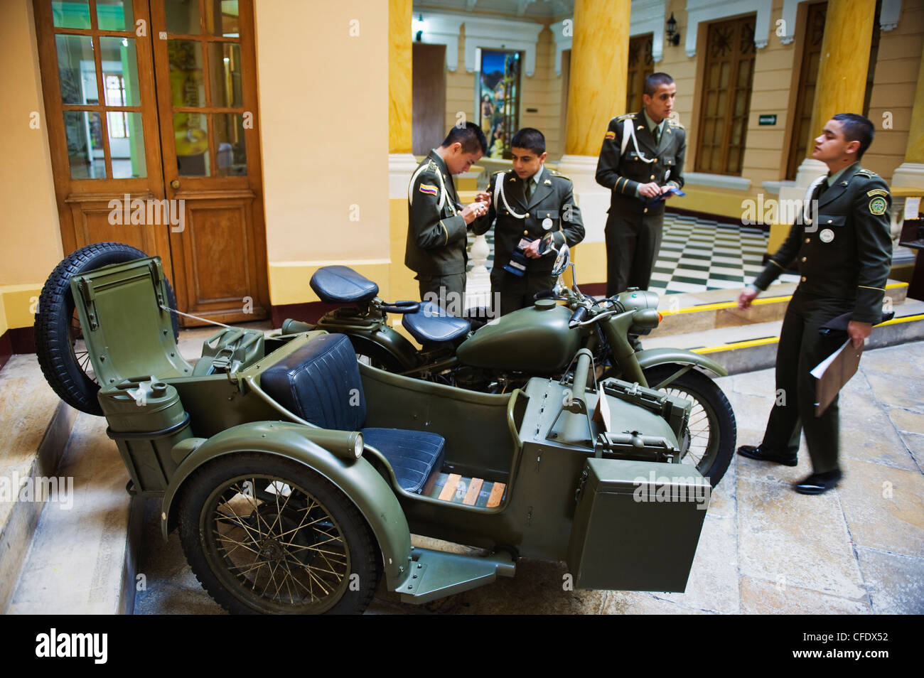 Polizisten und Motorrad-anzeigen, Polizeimuseum, Bogota, Kolumbien, Südamerika Stockfoto