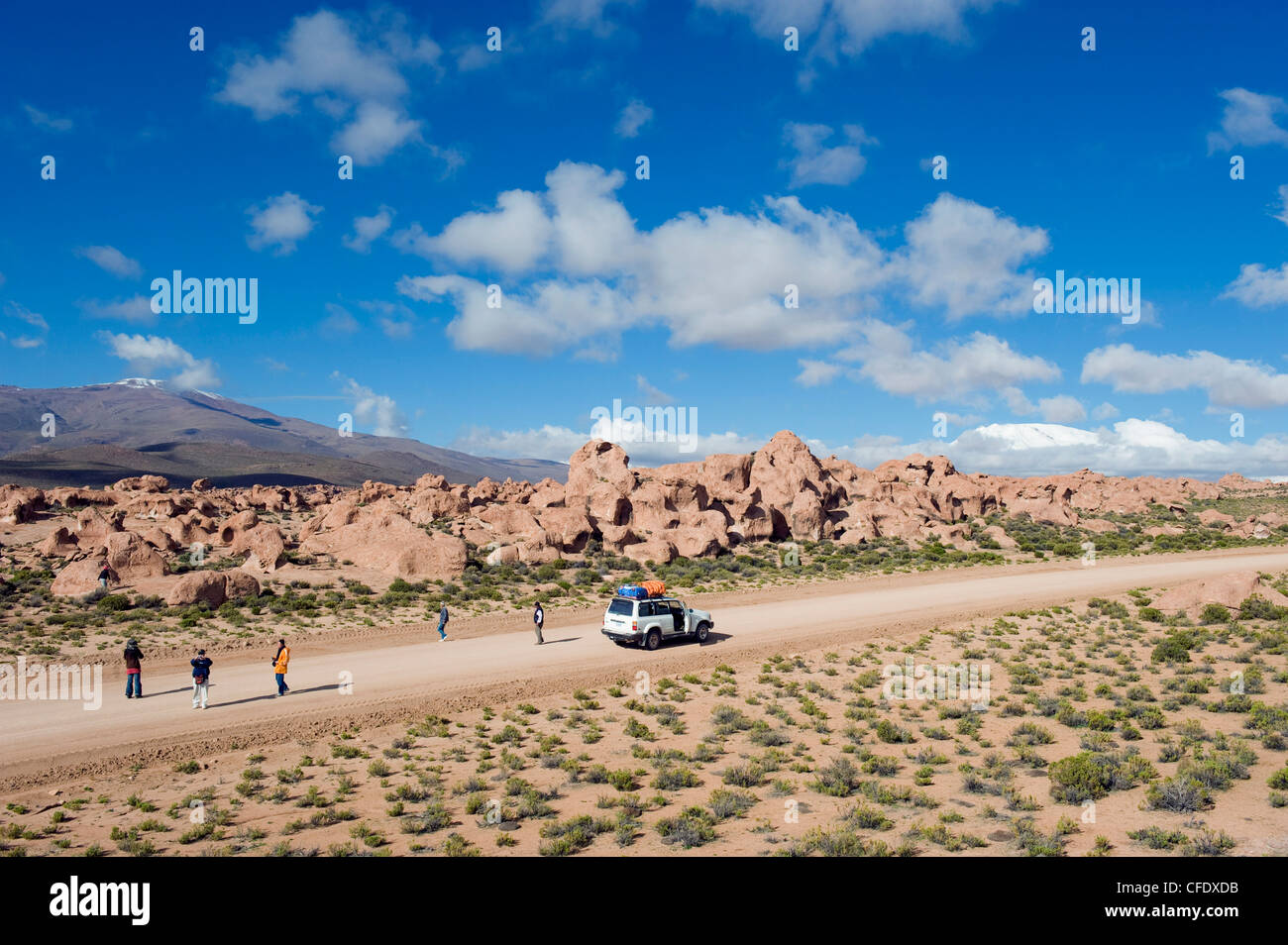 Touristen, die Felsformationen in der Altiplano-Wüste, Bolivien, Südamerika Stockfoto