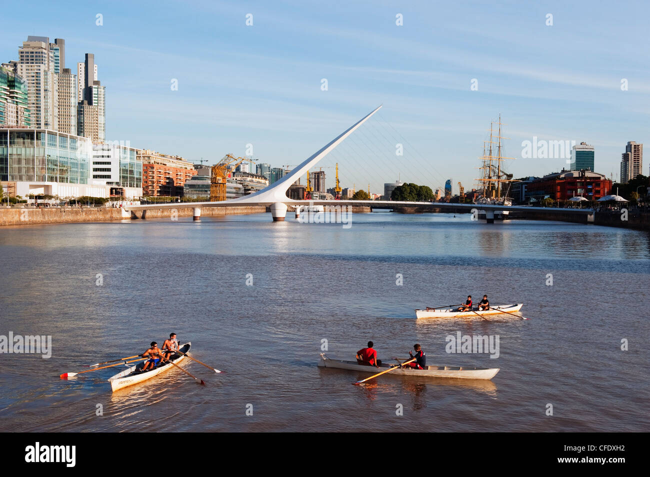Ruderboote auf Puente De La Mujer, Buenos Aires, Argentinien, Südamerika Stockfoto