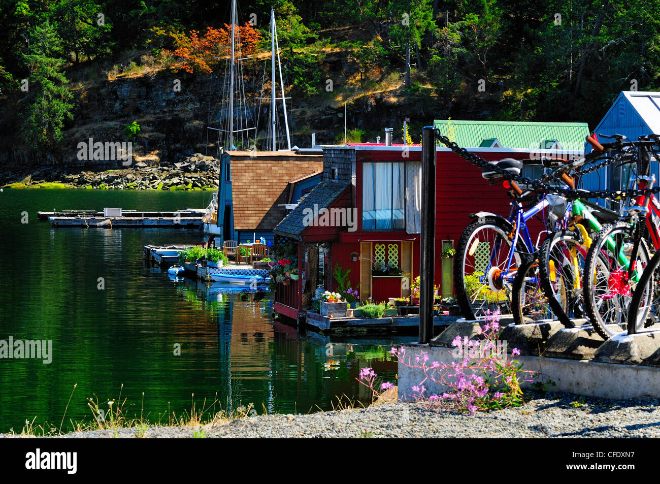 Fahrräder und Schwimmer Häuser an der Maple Bay Marina in Maple Bay in der Nähe von Duncan, British Columbia, Kanada Stockfoto