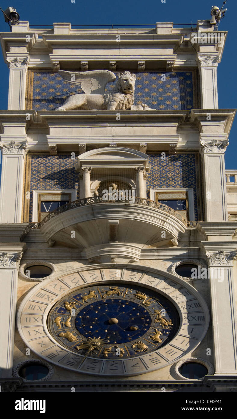 Der Torre Orologio, mit Uhrwerk Figuren beim läuten, St. Marks Square, Venedig, Veneto, Italien Stockfoto