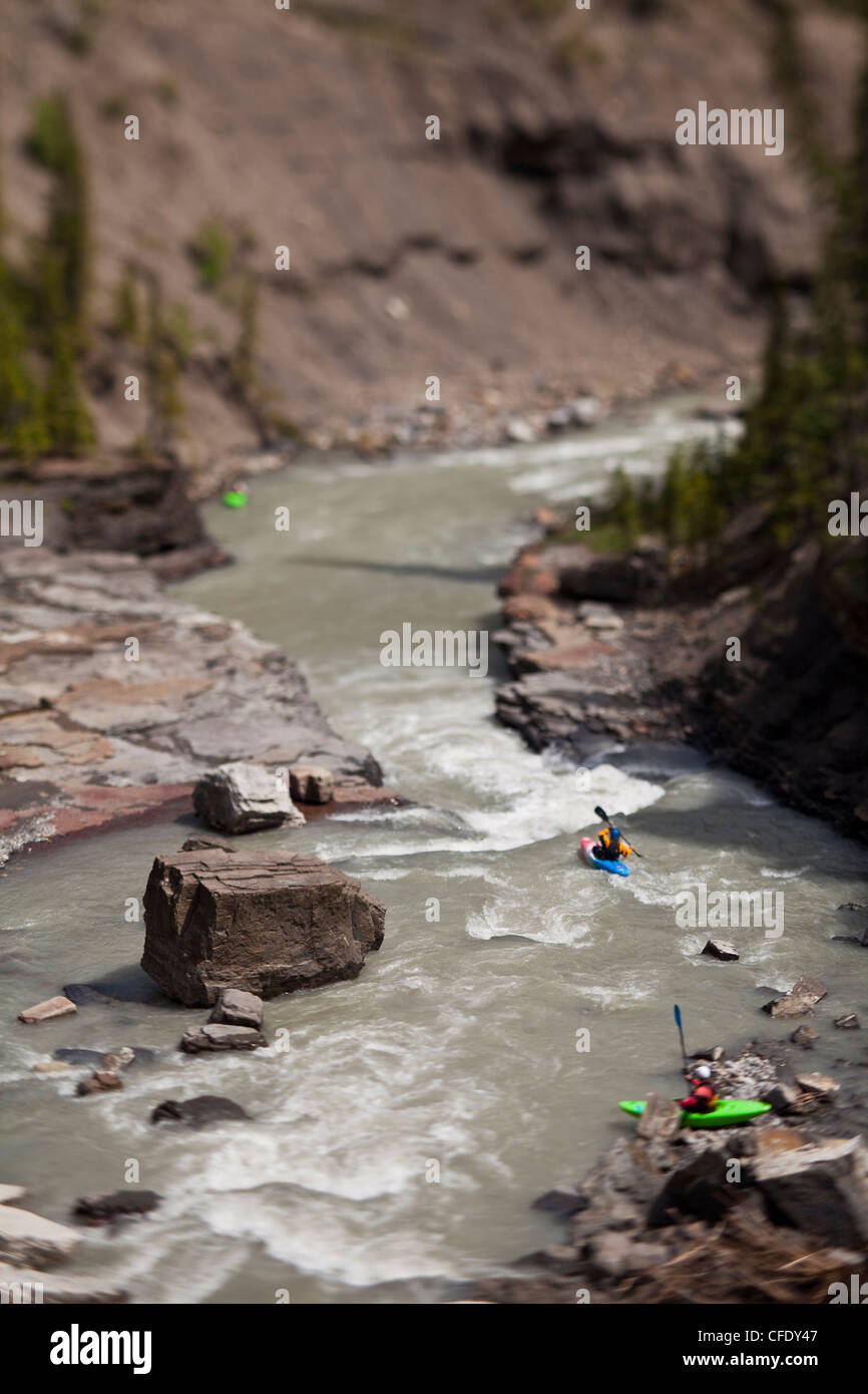 Eine Gruppe von Wildwasser-Kanuten paddeln Big Horn River, Nordegg, Alberta, Kanada Stockfoto