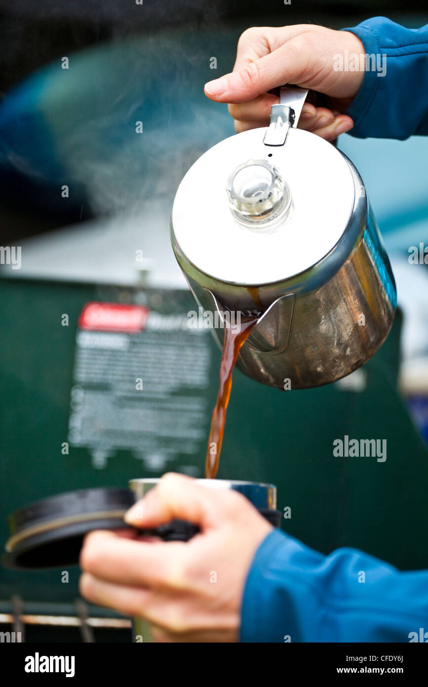 Während Sie auf einem Campingplatz und Kajakfahren Reise Kaffee am frühen Morgen. Kootenay National Park, Britisch-Kolumbien, Kanada Stockfoto