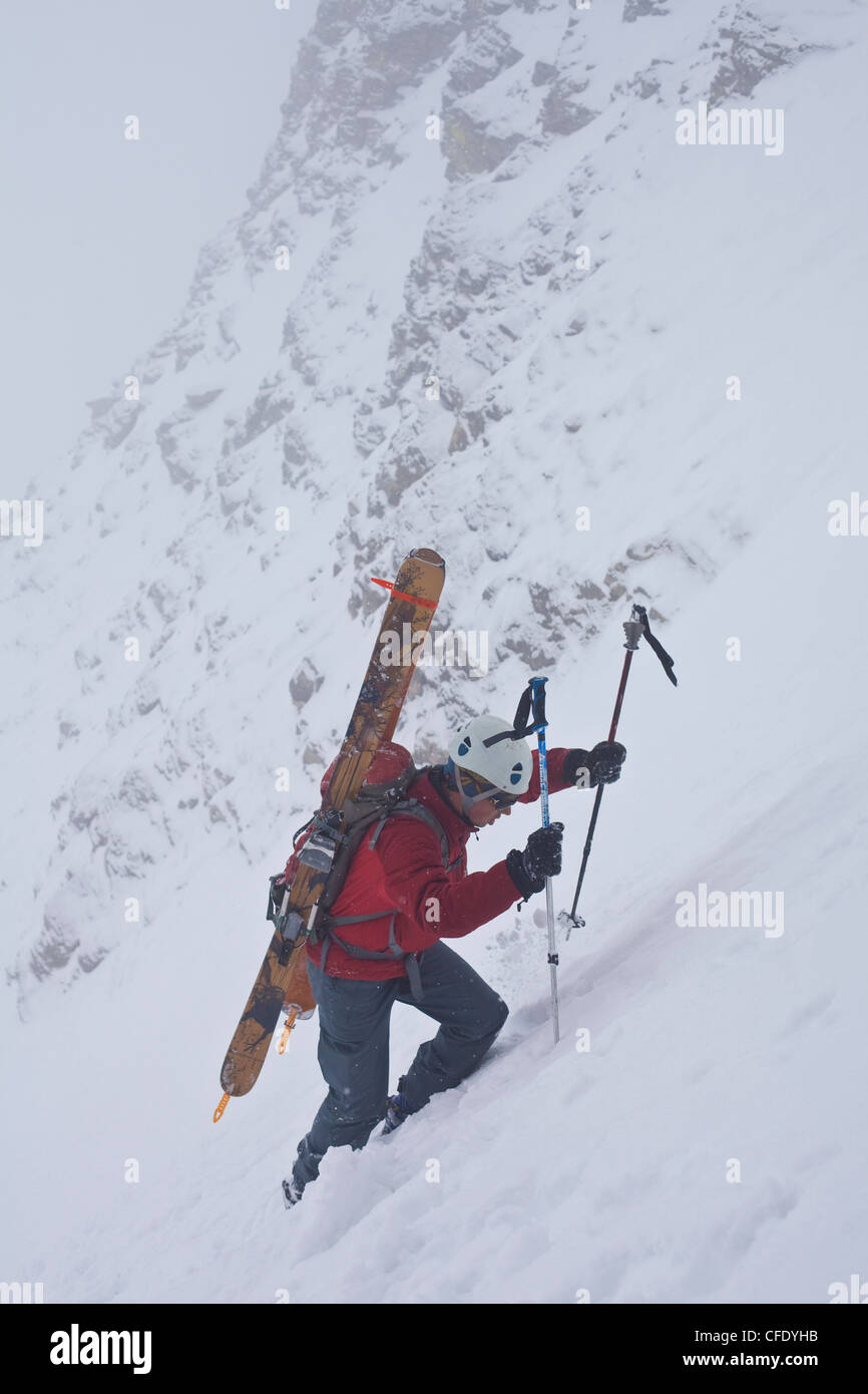 Ein Mann mittleren Alters Bootpacks, die berühmten Aemmer Coulior auf Mt Tempel, Lake Louise, Banff Nationalpark, Alberta, Kanada Stockfoto