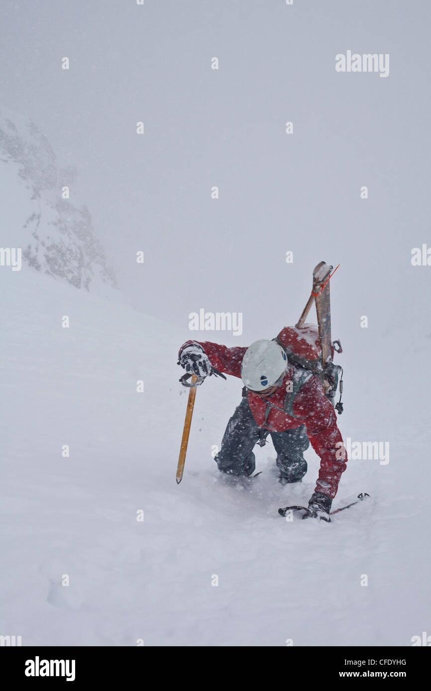 Ein Mann mittleren Alters Bootpacks, die berühmten Aemmer Coulior auf Mt Tempel, Lake Louise, Banff Nationalpark, Alberta, Kanada Stockfoto