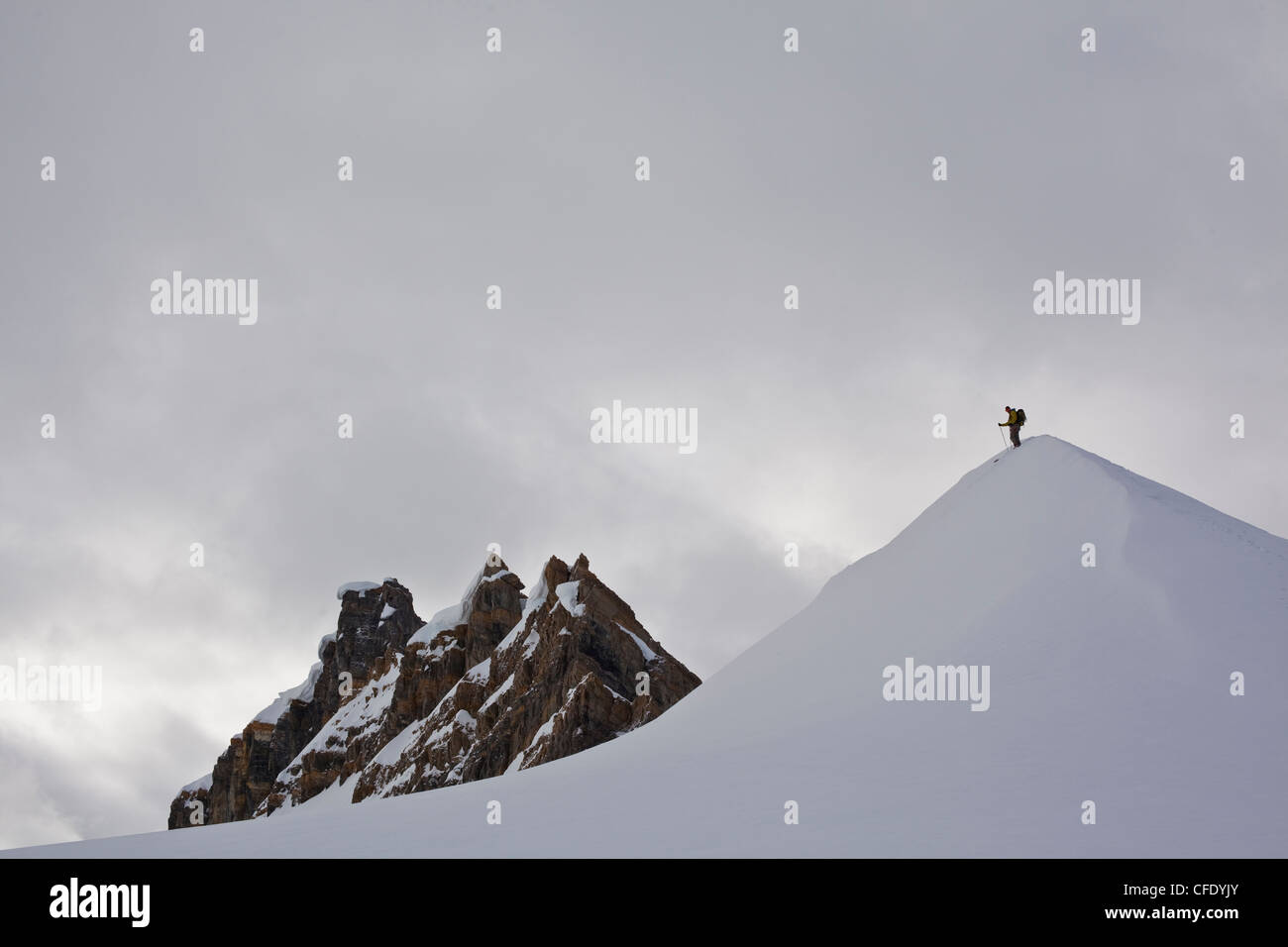 Ein einsamer Backcountry Skifahrer nimmt in der Ansicht vor dem ablegen. Eisfall Lodge, Golden, British Columbia, Kanada Stockfoto