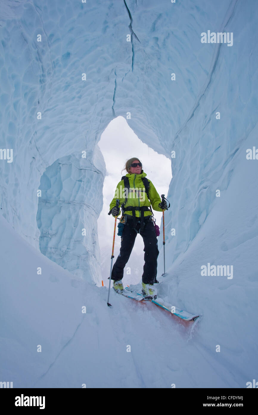 Eine Frau Ski Skitouren durch unglaubliche Gletschereis. Eisfall Lodge, Golden, British Columbia, Kanada Stockfoto