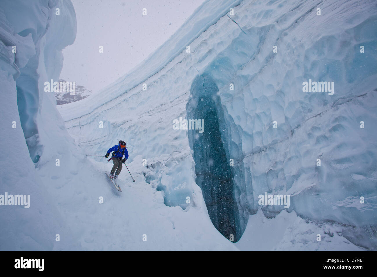 Ein Mann Backountry Skifahren durch einen Gletscher, Eisfall Lodge, Golden, British Columbia, Kanada Stockfoto