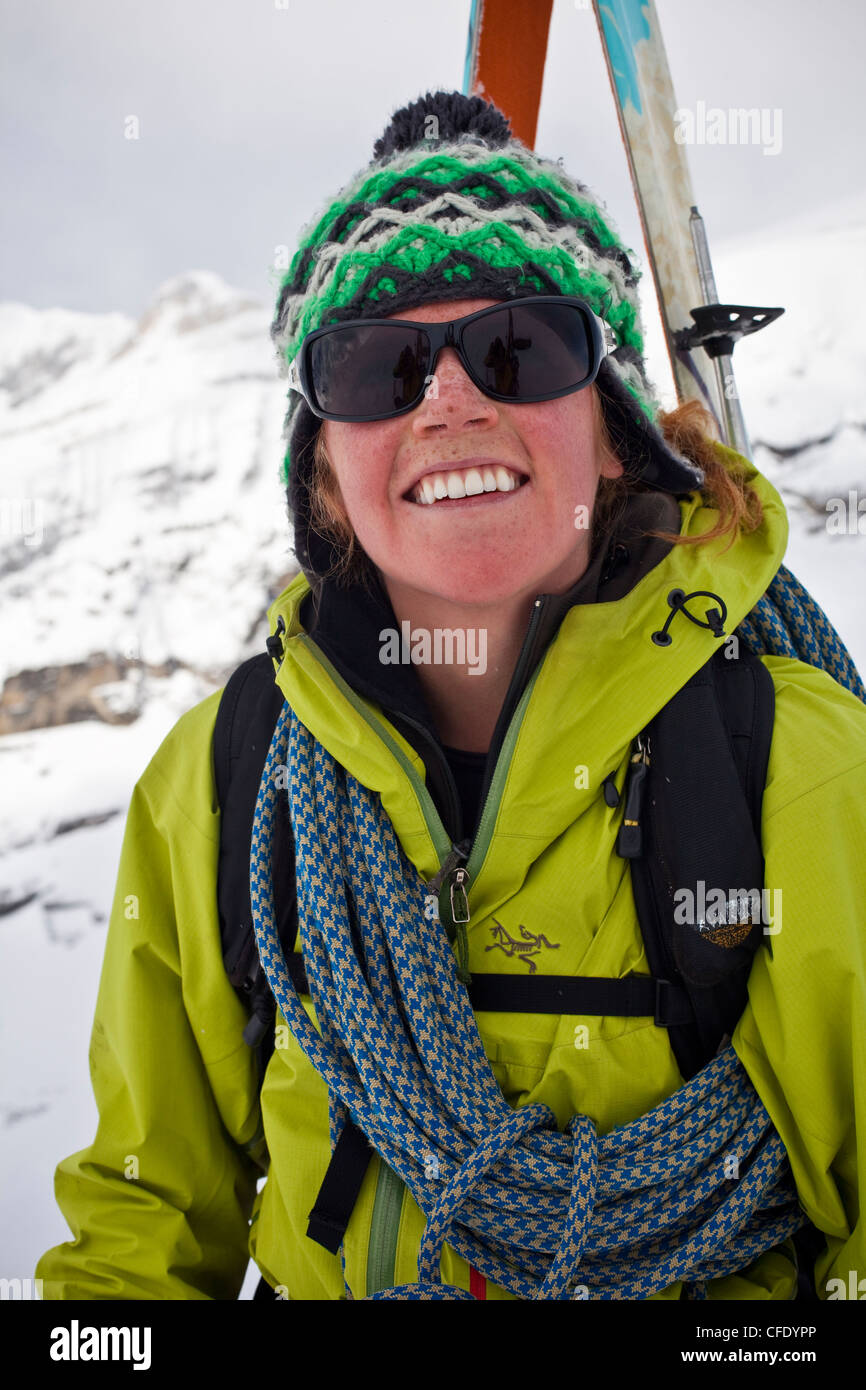 Eine junge weibliche Skibergsteiger. Eisfall Lodge, British Columbia, Kanada Stockfoto