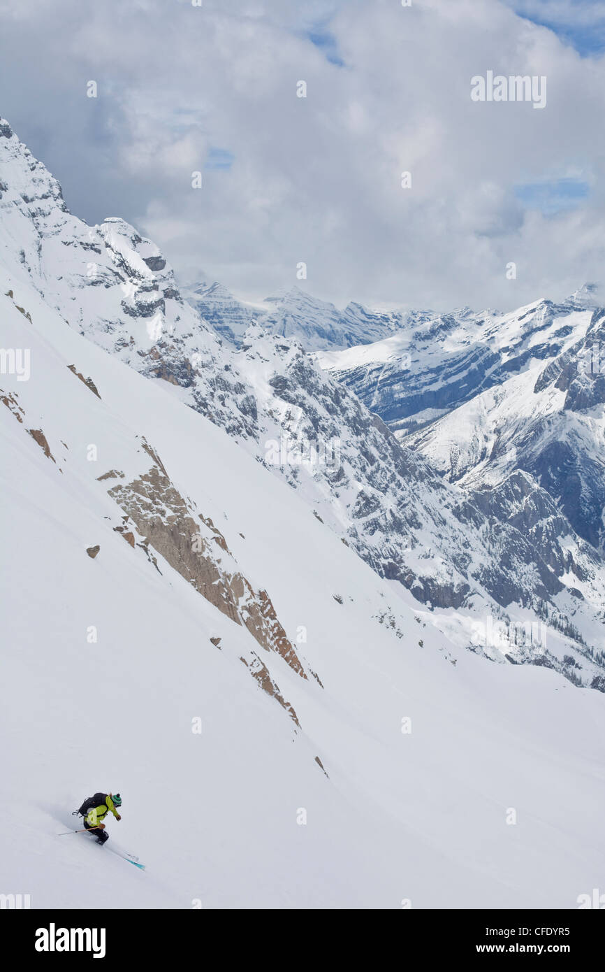Ein weibliche Backcountry Skifahrer Ski steilen Pulver, Eisfall Lodge, Britisch-Kolumbien, Kanada Stockfoto