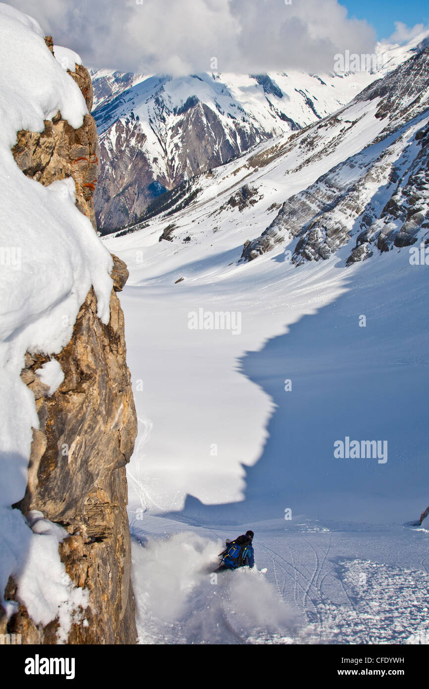 Ein männlicher Backcountry Skifahrer findet Neuschnee auf einer Hütte-Reise im Eisfall Lodge, Golden, British Columbia, Kanada Stockfoto
