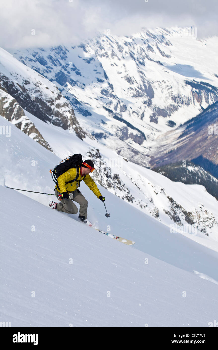 Ein männlicher Backcountry Tele Skifahrer findet Neuschnee auf einer Hütte-Reise im Eisfall Lodge, Golden, British Columbia, Kanada Stockfoto
