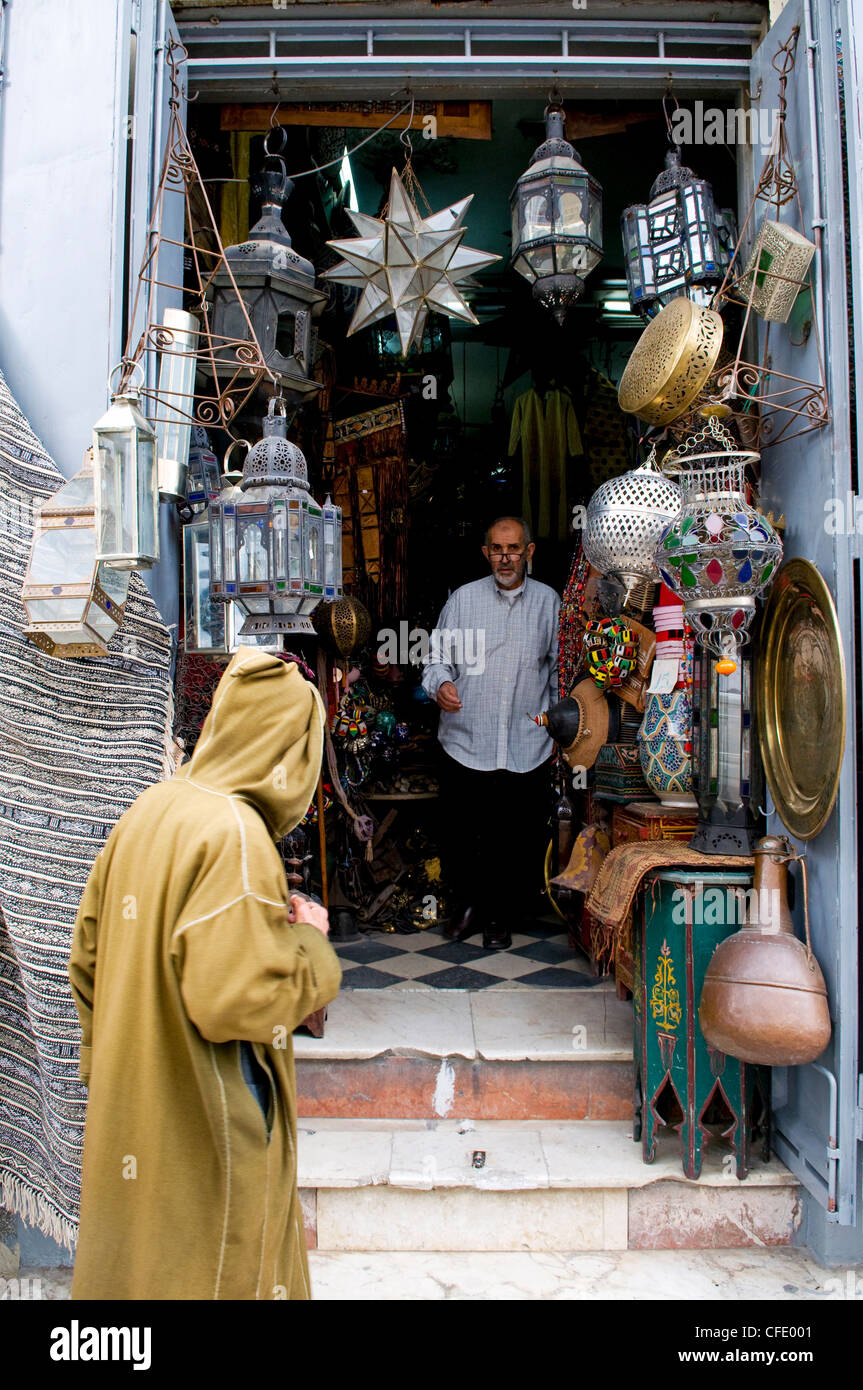 Antiquitäten-Laden in der Rue De La Liberte, Tanger, Marokko, Nordafrika, Afrika Stockfoto