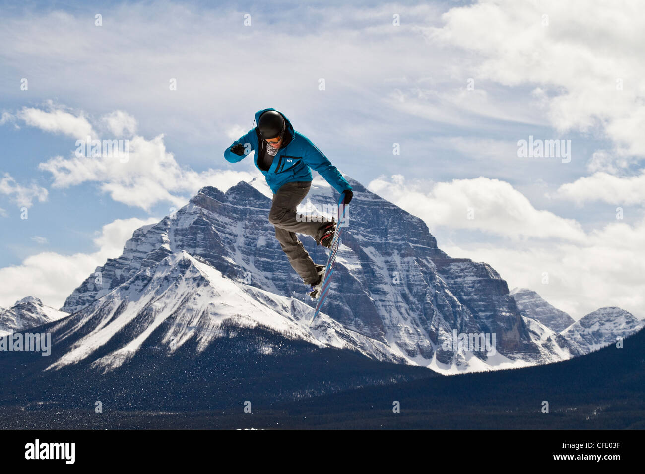 Junger Mann Snowboarden im Lake Louise Resort, Banff Nationalpark, Alberta, Kanada. Stockfoto