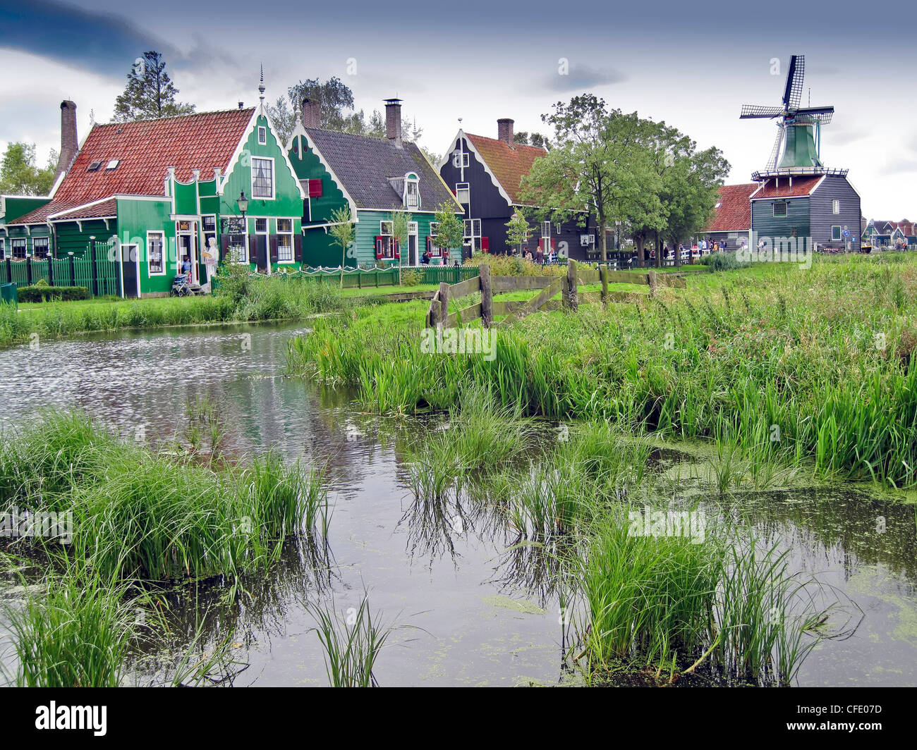 Historic Village Zaanstad Fluss Zaan in der Nähe von offenen Stockfoto