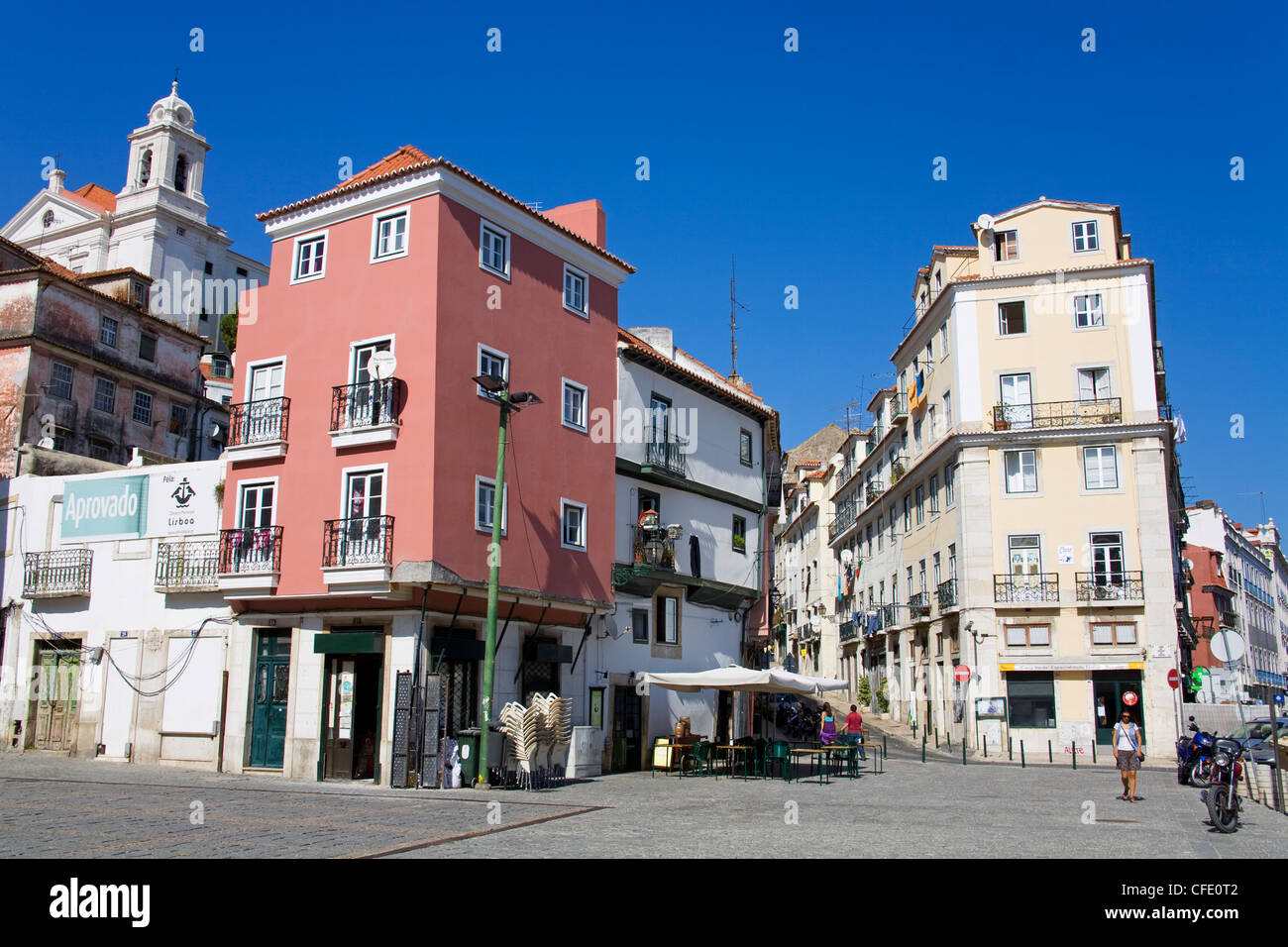 Largo Chafariz de Dento Square, Stadtteil Alfama, Lissabon, Portugal, Europa Stockfoto